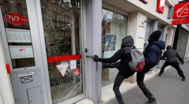 Paris'te yine sokaklar karıştı! Sarı Yelekliler mağazaları yağmalayıp ateşe verdiler Paris'te yine sokaklar karıştı! Sarı Yelekliler mağazaları yağmalayıp ateşe verdiler