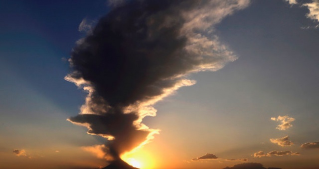 Popocatepetl Yanardağı bir haftada 3 kez patladı Popocatepetl Yanardağı bir haftada 3 kez patladı
