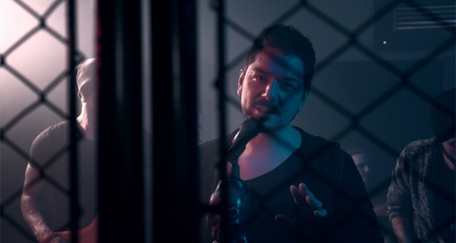 Rockçı Erdem Genç ikinci klibinde kafes dövüşü hakemi oldu Rockçı Erdem Genç ikinci klibinde kafes dövüşü hakemi oldu
