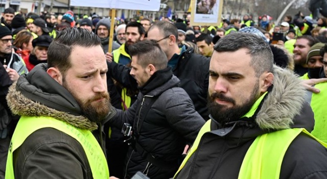 Sarı yeleklilerin liderine 'izinsiz gösteriden' para cezası Sarı yeleklilerin liderine 'izinsiz gösteriden' para cezası