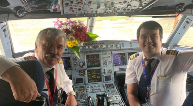 Son uçuşunu oğlu ile yaptı