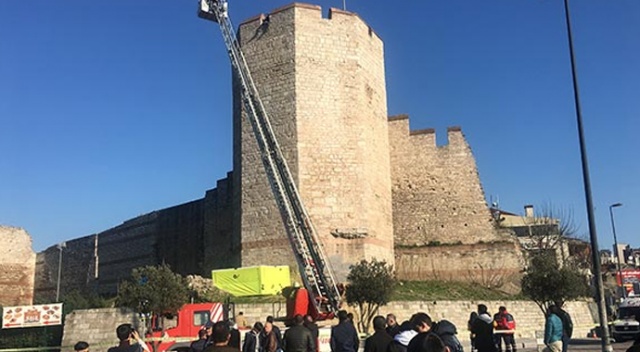 Surlara çıkan gencin intihar girişimini canlı yayın yaparak izlediler Surlara çıkan gencin intihar girişimini canlı yayın yaparak izlediler