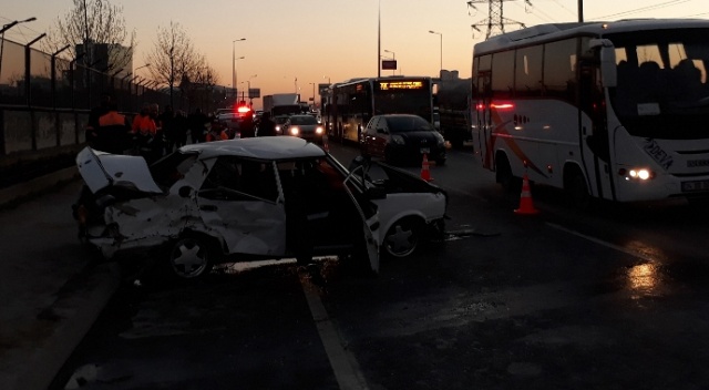 Taksi kamyona ve minibüse çarptı: 4 yaralı Taksi kamyona ve minibüse çarptı: 4 yaralı
