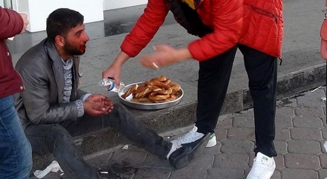 Taksim Meydanı’nda hayrete düşüren dilencilik yöntemi!