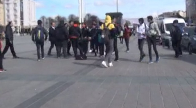 Taksim Meydanı’nda öğrencilerin tekme tokat kavgası kamerada Taksim Meydanı’nda öğrencilerin tekme tokat kavgası kamerada