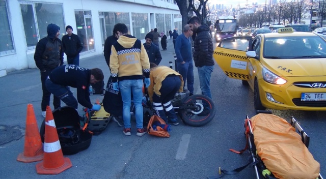 Taksinin kapısını aniden açan yolcu motorlu kuryeyi yaraladı Taksinin kapısını aniden açan yolcu motorlu kuryeyi yaraladı