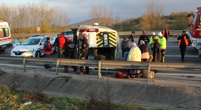 TEM’de minibüs devrildi: 17 yaralı TEM’de minibüs devrildi: 17 yaralı