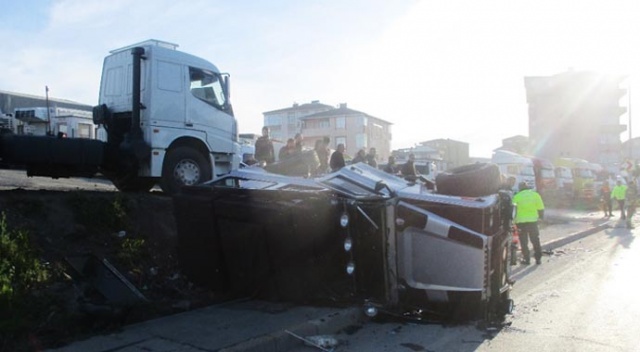 TEM otoyolunda otomobil lüks cipe çarptı: 2 yaralı TEM otoyolunda otomobil lüks cipe çarptı: 2 yaralı