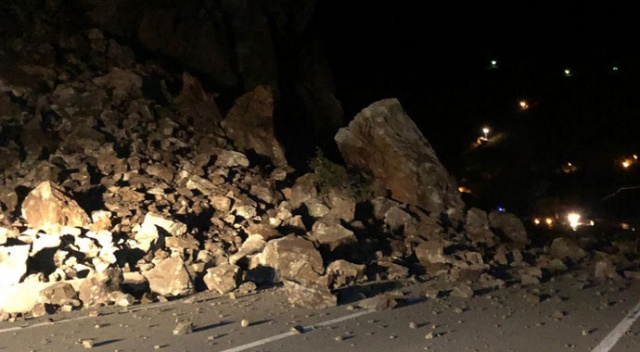 Tirebolu-Gümüşhane Karayolu heyelan nedeniyle trafiğe kapandı