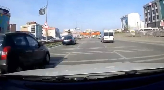 Trafikte yarışan aracın karıştığı kaza kamerada Trafikte yarışan aracın karıştığı kaza kamerada