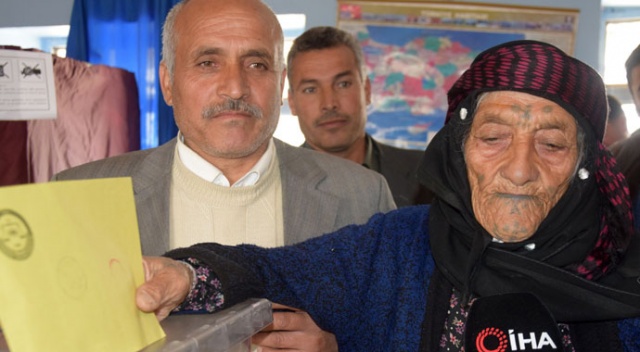 Türkiye'nin en yaşlı kadını Cumhurbaşkanı Erdoğan'a dualar ederek oyunu kullandı