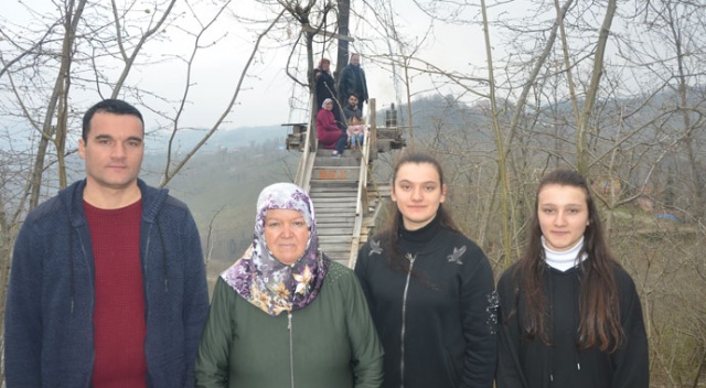 Üzüm asmasına kızdı, ağacın tepesine kamelya yaptı Üzüm asmasına kızdı, ağacın tepesine kamelya yaptı