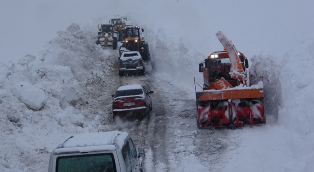 Van-Bahçesaray yolu ulaşıma açıldı, araçlara geçiş izni verilmiyor Van-Bahçesaray yolu ulaşıma açıldı, araçlara geçiş izni verilmiyor
