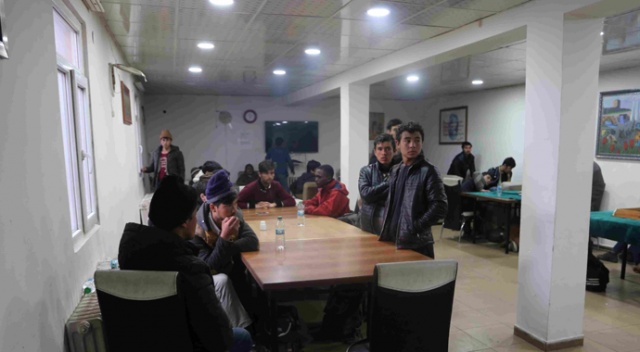 Varto'da koltuksuz minibüste yolculuk yapan 40 kaçak göçmen yakalandı Varto'da koltuksuz minibüste yolculuk yapan 40 kaçak göçmen yakalandı