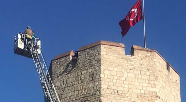 Vatandaşlar surlardaki intihar girişimini cep telefonlarıyla canlı yayın yaparak izledi Vatandaşlar surlardaki intihar girişimini cep telefonlarıyla canlı yayın yaparak izledi
