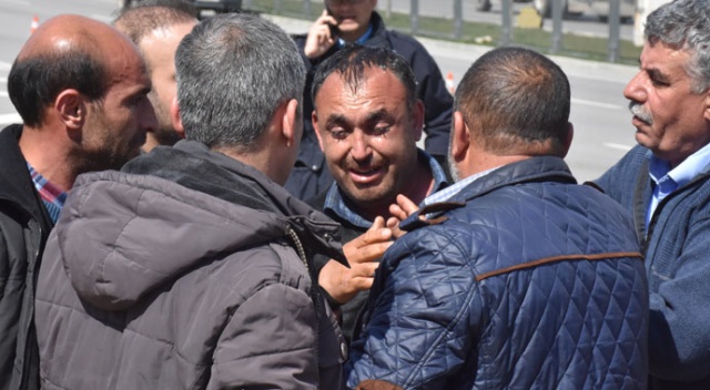 Yanan tırın başında uzun süre gözyaşı döktü: Ocağımız battı Yanan tırın başında uzun süre gözyaşı döktü: Ocağımız battı