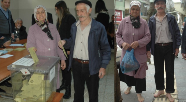 Yaşlı çift sandık başına yalın ayak gitti