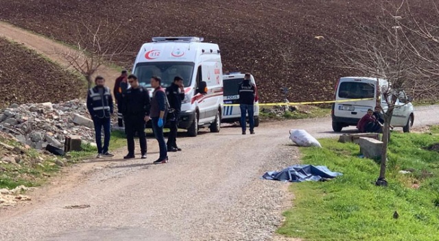 Yol kenarında erkek cesedi bulundu Yol kenarında erkek cesedi bulundu