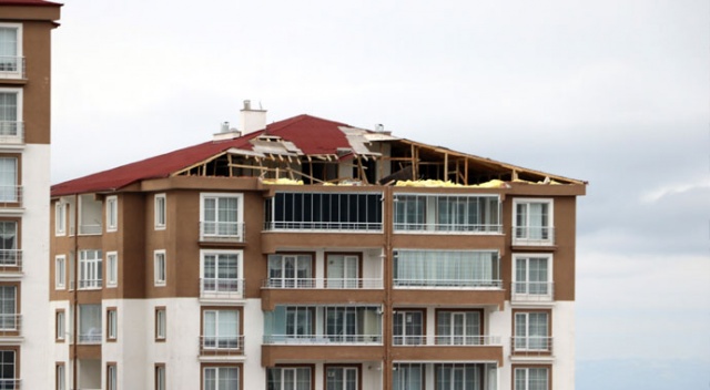 Yozgat’ta şiddetli rüzgar bir apartmanın çatısını uçurdu