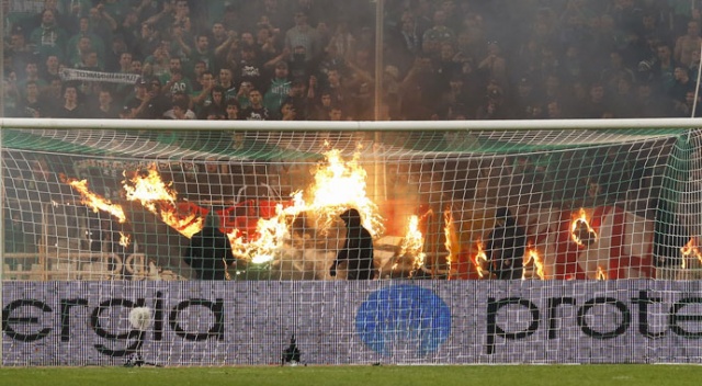 Yunan derbisi karıştı! Karşılaşma tatil edildi