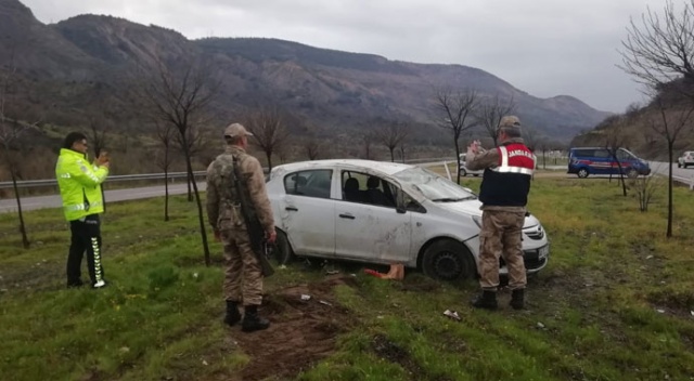 Adıyaman'da otomobil refüje çıktı: 2 yaralı Adıyaman'da otomobil refüje çıktı: 2 yaralı