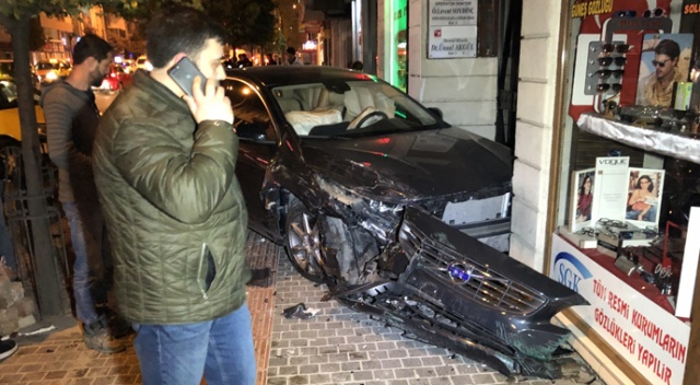 "U dönüşü" yaparken, otomobil çarptı "U dönüşü" yaparken, otomobil çarptı