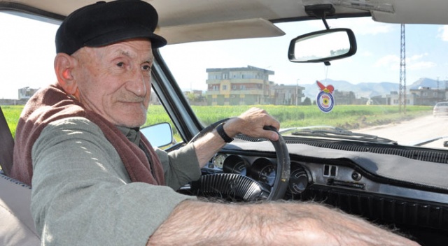 87'lik delikanlı, 47 yıllık otomobiline gözü gibi bakıyor