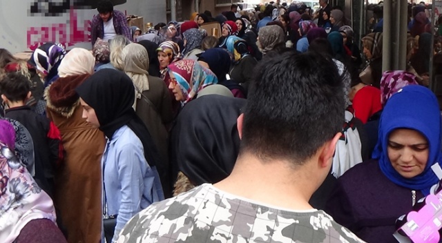 Açılışta birbirlerini ezdiler Açılışta birbirlerini ezdiler
