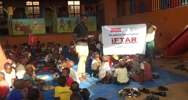 Afrika’da yetimlere iftar yemeği Afrika’da yetimlere iftar yemeği