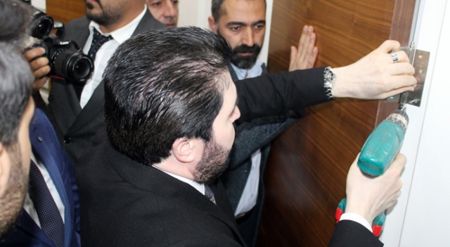 Ağrı Belediye Başkanı Sayan, makam odasının kapısını elleriyle söktü