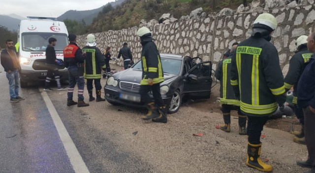 Akaryakıt tankeri ile otomobil çarpıştı: 4 yaralı Akaryakıt tankeri ile otomobil çarpıştı: 4 yaralı
