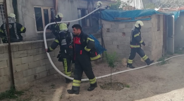 Alevlerin arasına giren ekipler tavukları kurtardı Alevlerin arasına giren ekipler tavukları kurtardı