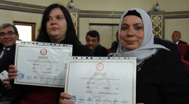 Almanya&#039;da yaşarken aday olan ve muhtar seçilen Ayşe Gülhan mazbatasını aldı