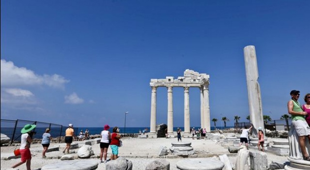 Antalya 3 ayda 571 bin turist ağırladı