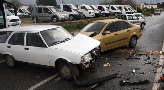 Antalya'da feci kaza: 2 yaralı Antalya'da feci kaza: 2 yaralı