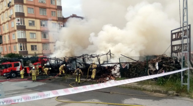 Ataşehir’de kereste marketi alev alev yandı