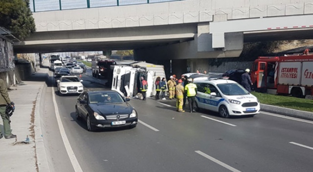 Bakırköy'de, köprünün altına çarpan tır devrildi Bakırköy'de, köprünün altına çarpan tır devrildi