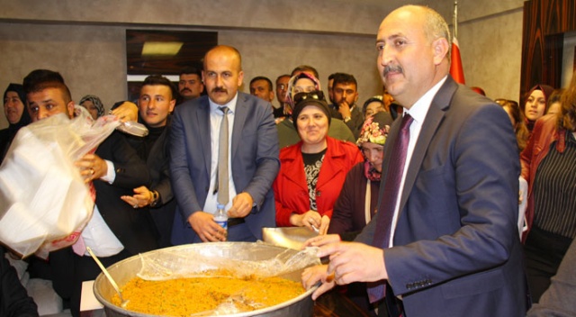 Belediye Başkanı seçildi ilk iş olarak kısır dağıttı Belediye Başkanı seçildi ilk iş olarak kısır dağıttı