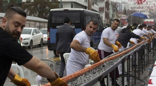 Başkent’te 40 metrelik kebap vatandaşların ilgi odağı oldu Başkent’te 40 metrelik kebap vatandaşların ilgi odağı oldu