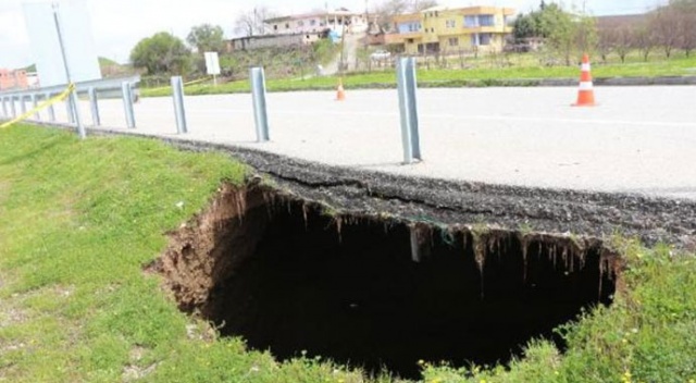 Batman'da yol kenarında 12 metre derinliğinde obruk oluştu Batman'da yol kenarında 12 metre derinliğinde obruk oluştu