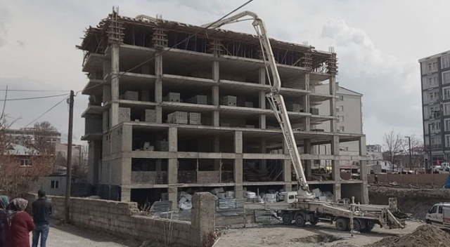 Beton dökme vincinin aparatı devrildi: 1 ölü Beton dökme vincinin aparatı devrildi: 1 ölü