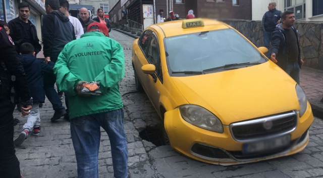 Beyoğlu’nda yol çöktü