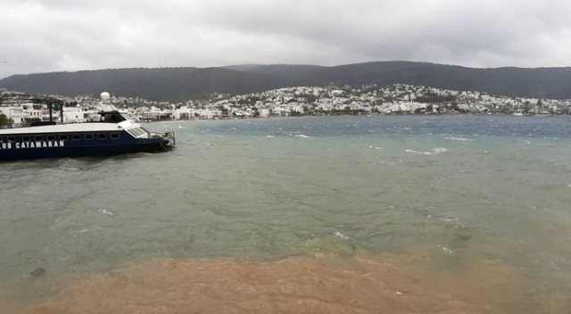 Bodrum’da denizin rengi değişti