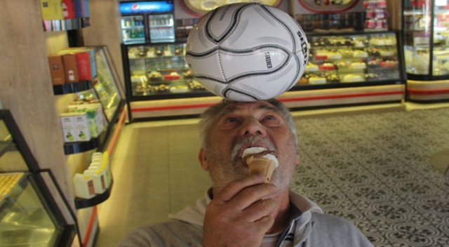 Böyle futbol aşkı görülmedi: Başında topla dondurma yiyor