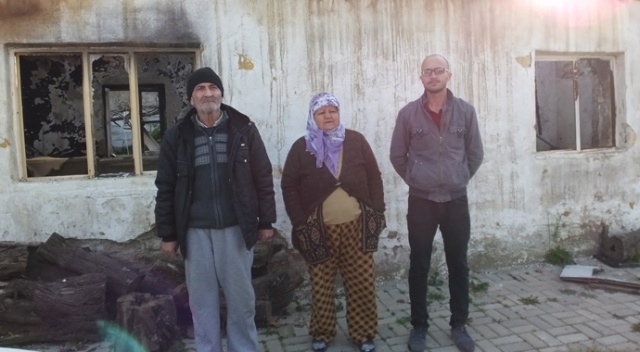 Burhaniye’de evi yanan aile sokakta kaldı Burhaniye’de evi yanan aile sokakta kaldı