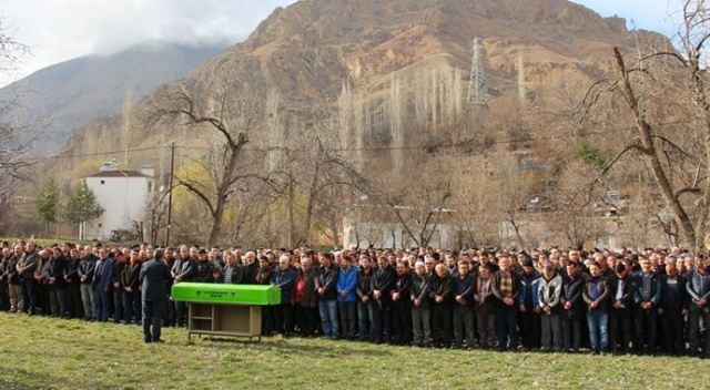 Cenaze cemaati köye sığmadı