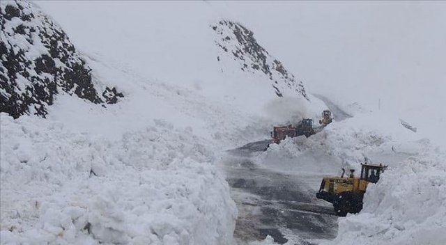 Çığın kapattığı Hakkari-Şırnak kara yolu ulaşıma açıldı