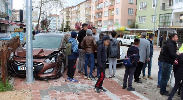 Çocuklara çarpmak istemeyen sürücü otomobile çarptı: 2 yaralı Çocuklara çarpmak istemeyen sürücü otomobile çarptı: 2 yaralı