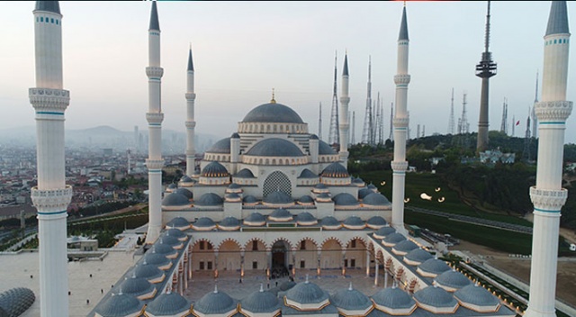 Cuma günü resmi açılışı yapılacak Çamlıca Cami'inin son hali havadan görüntülendi