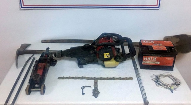 Defineciler kazı alanında suçüstü yakalandı